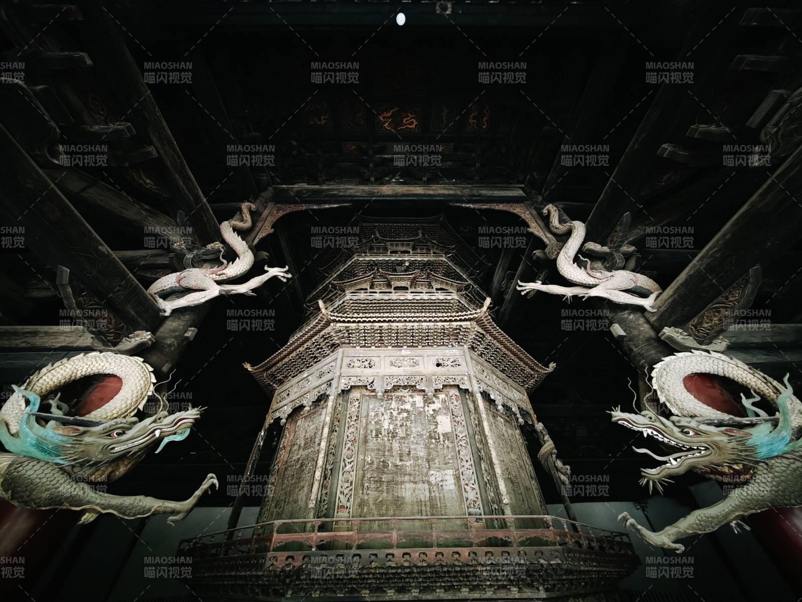 龙腾古殿 雕梁画栋图片