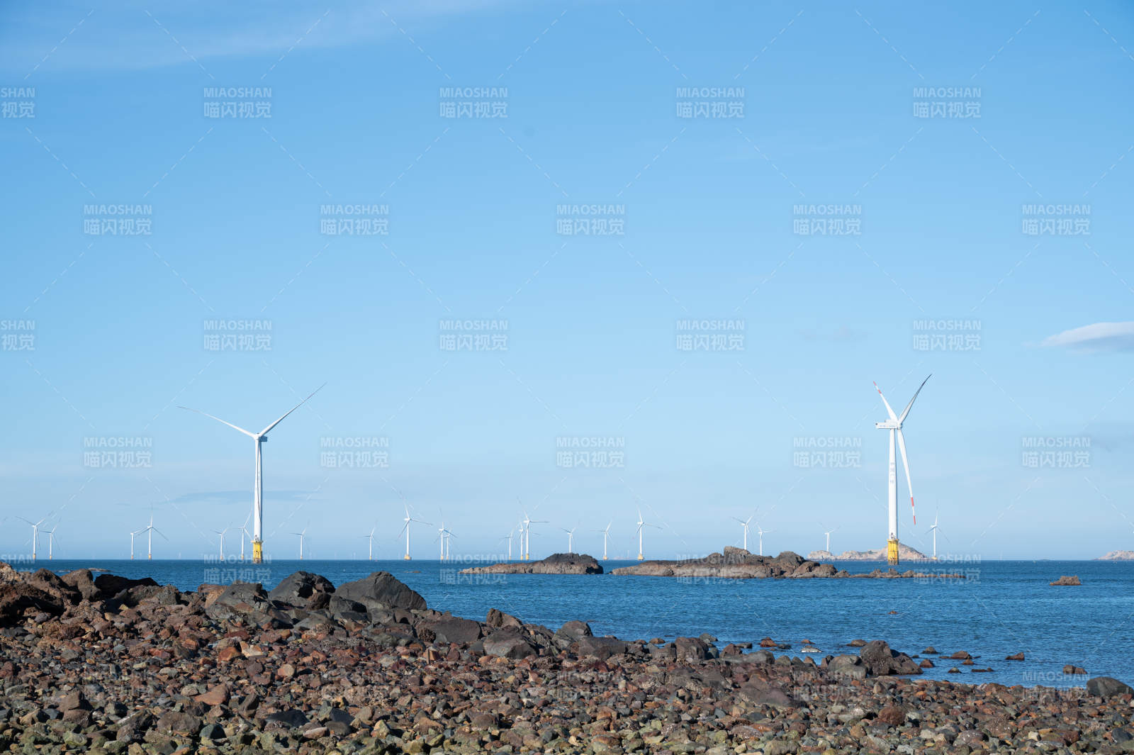 海上风车与岩石海岸图片