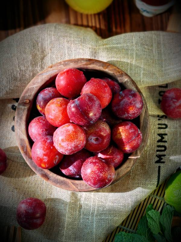 红润李子满木碗图片