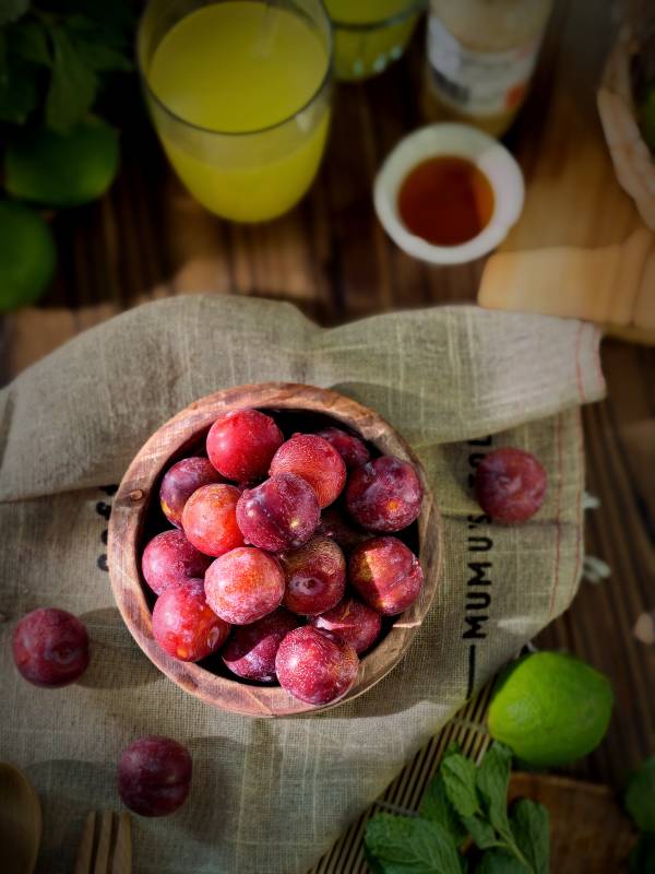 新鲜李子与果汁图片