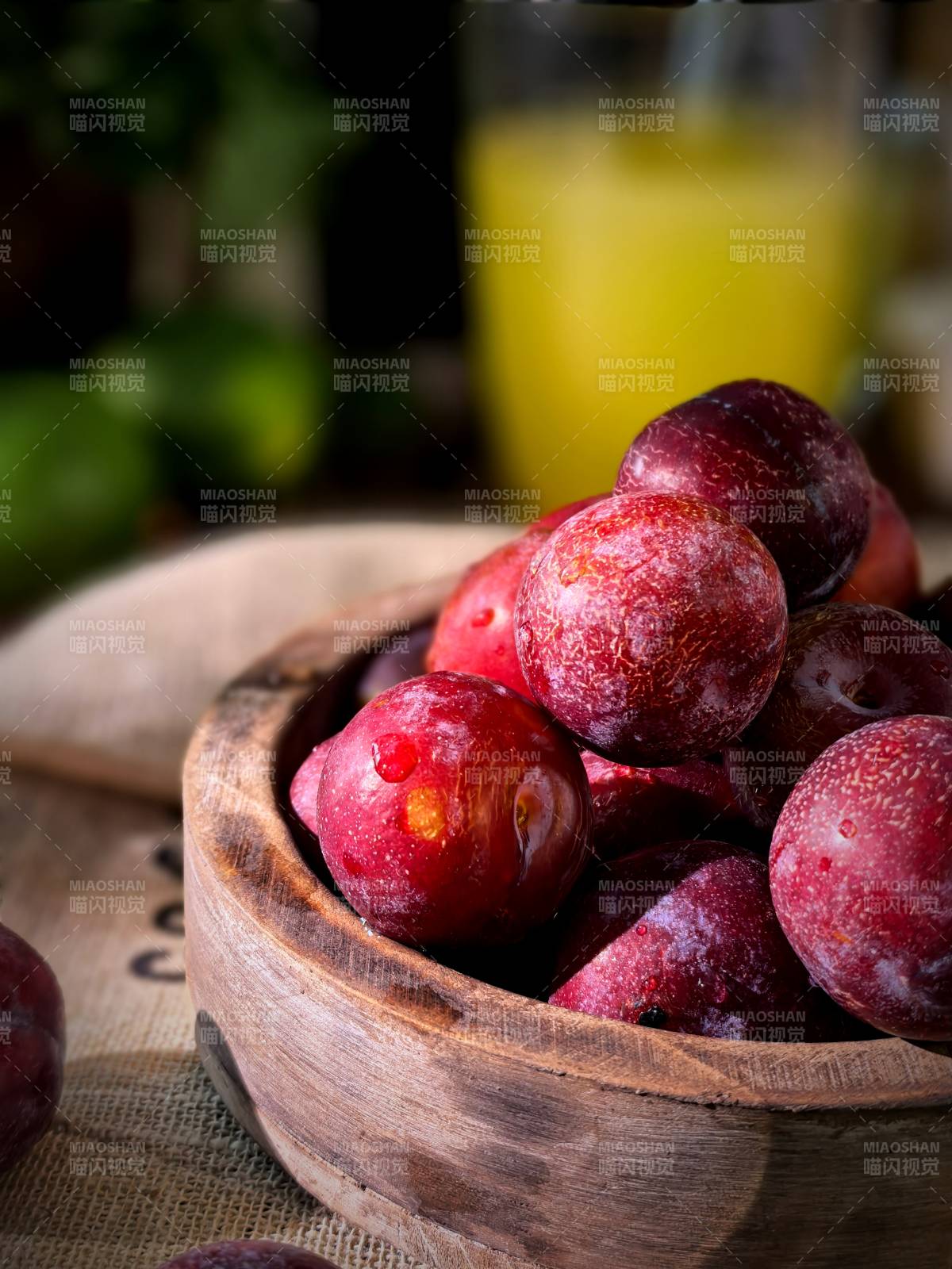 木碗中的鲜红李子图片