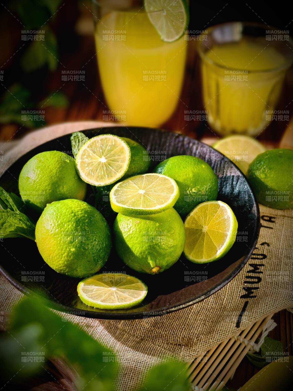 青柠与饮品的静谧时光图片