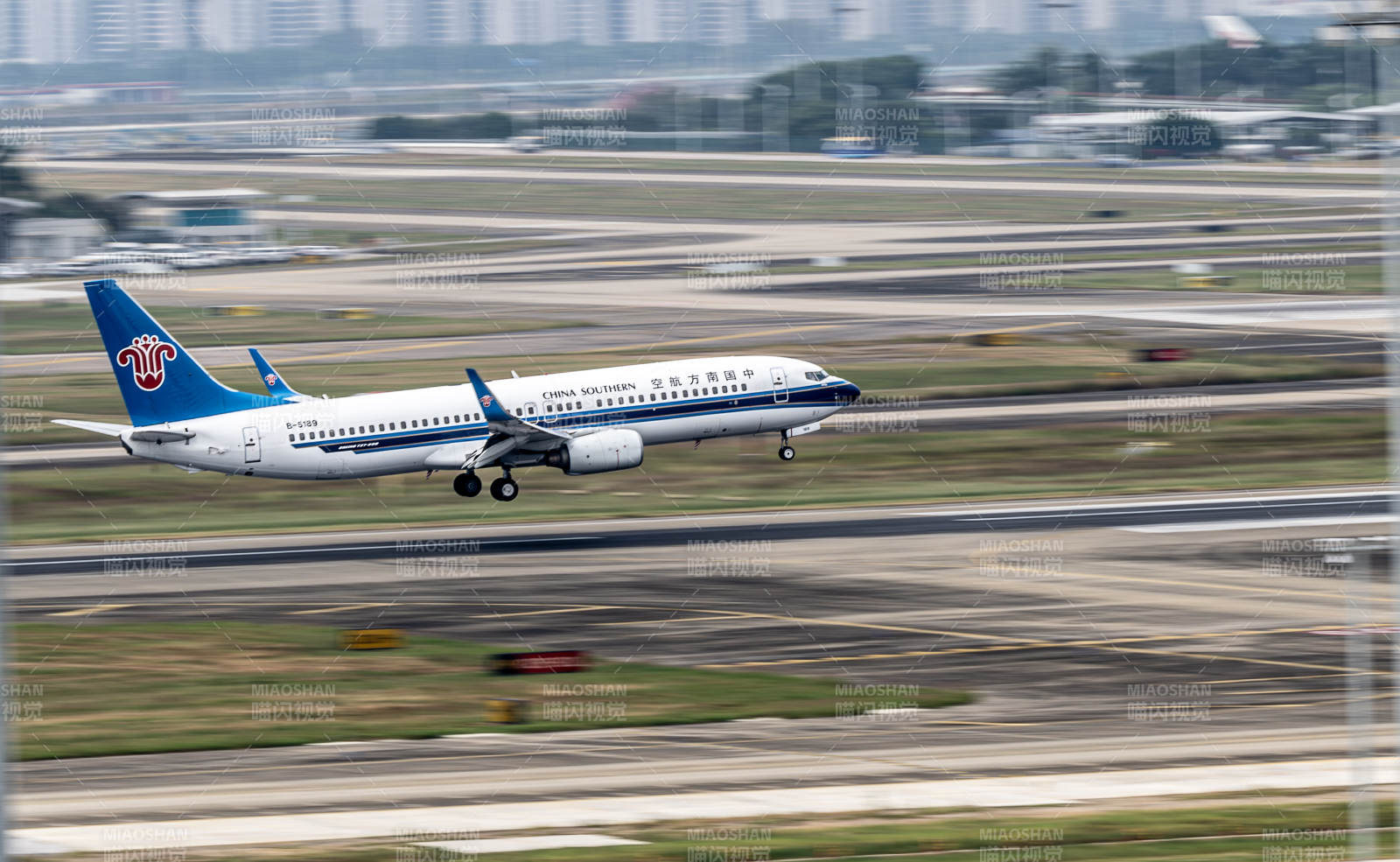 飞机起飞瞬间图片