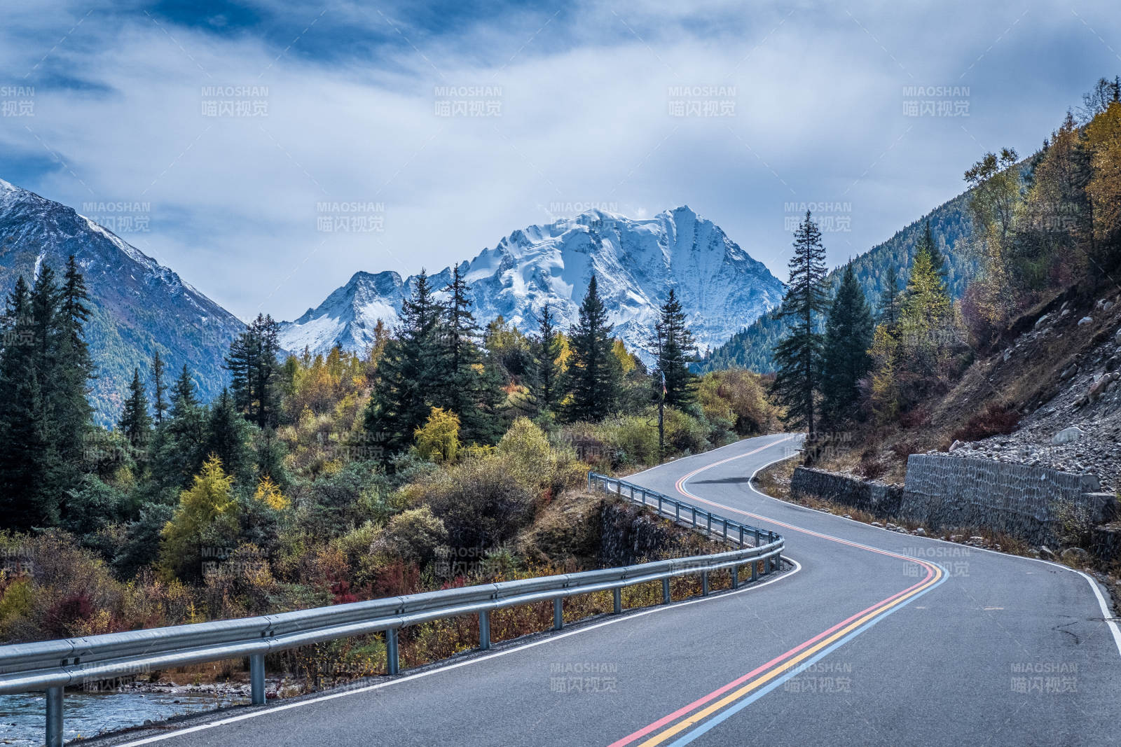 亚拉雪山风景区图片
