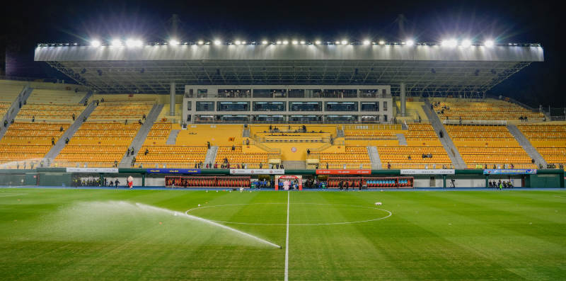 空旷的足球场夜景图片