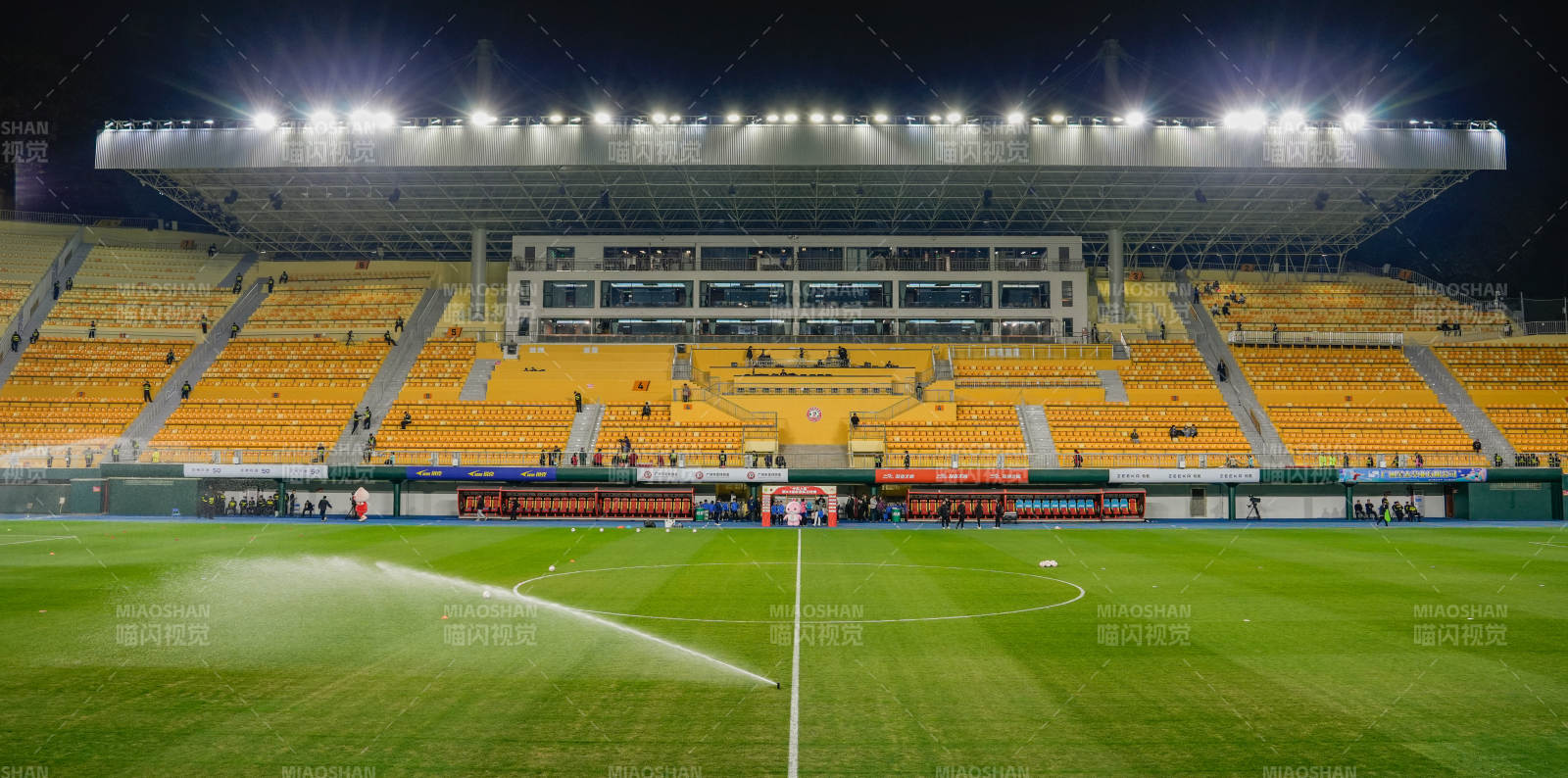 空旷的足球场夜景图片