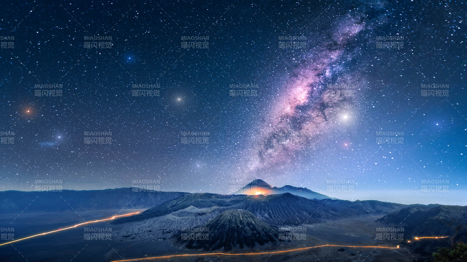 星河映山夜景图片