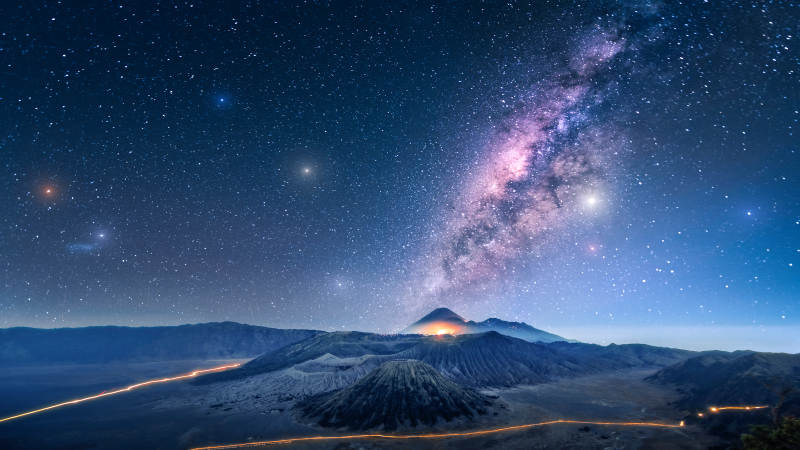 星河映山夜景图片