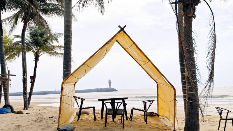 海南三亚清水湾的沙滩椰林与帐篷图片