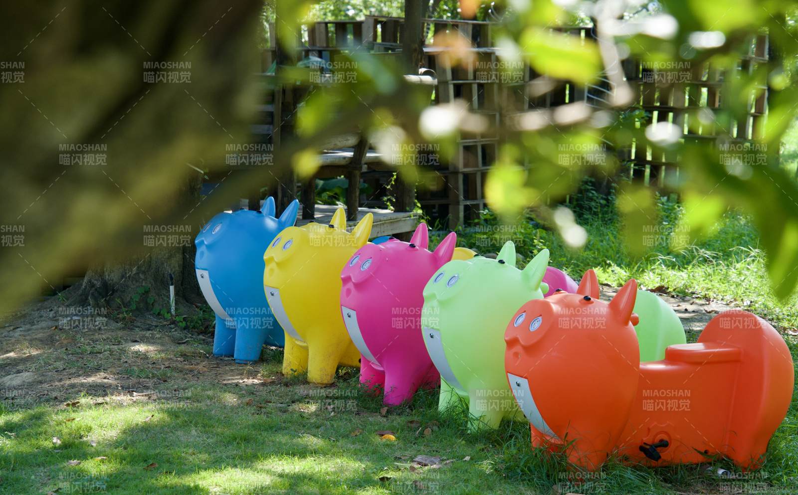 彩色小猪排排坐图片