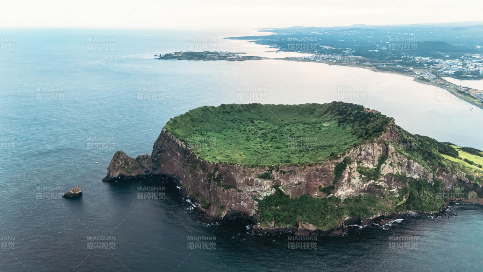 济州岛城山日出峰航拍图片