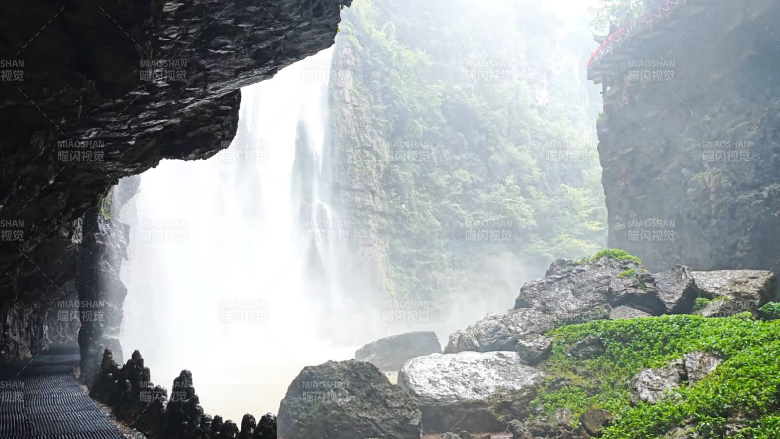 瀑布洞中景图片