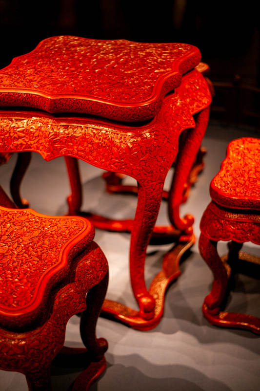 红漆雕花桌椅图片