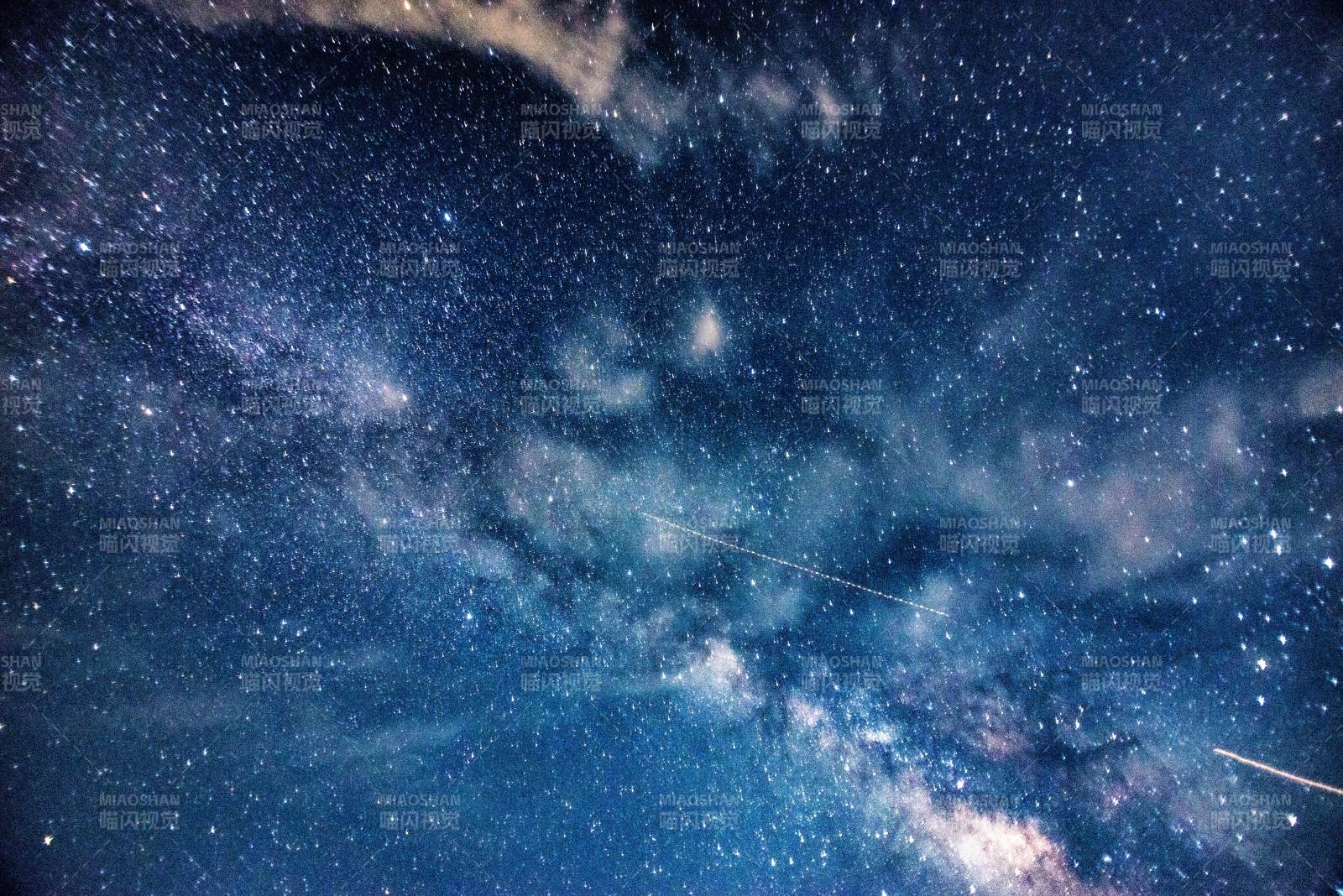 星河璀璨夜空图片