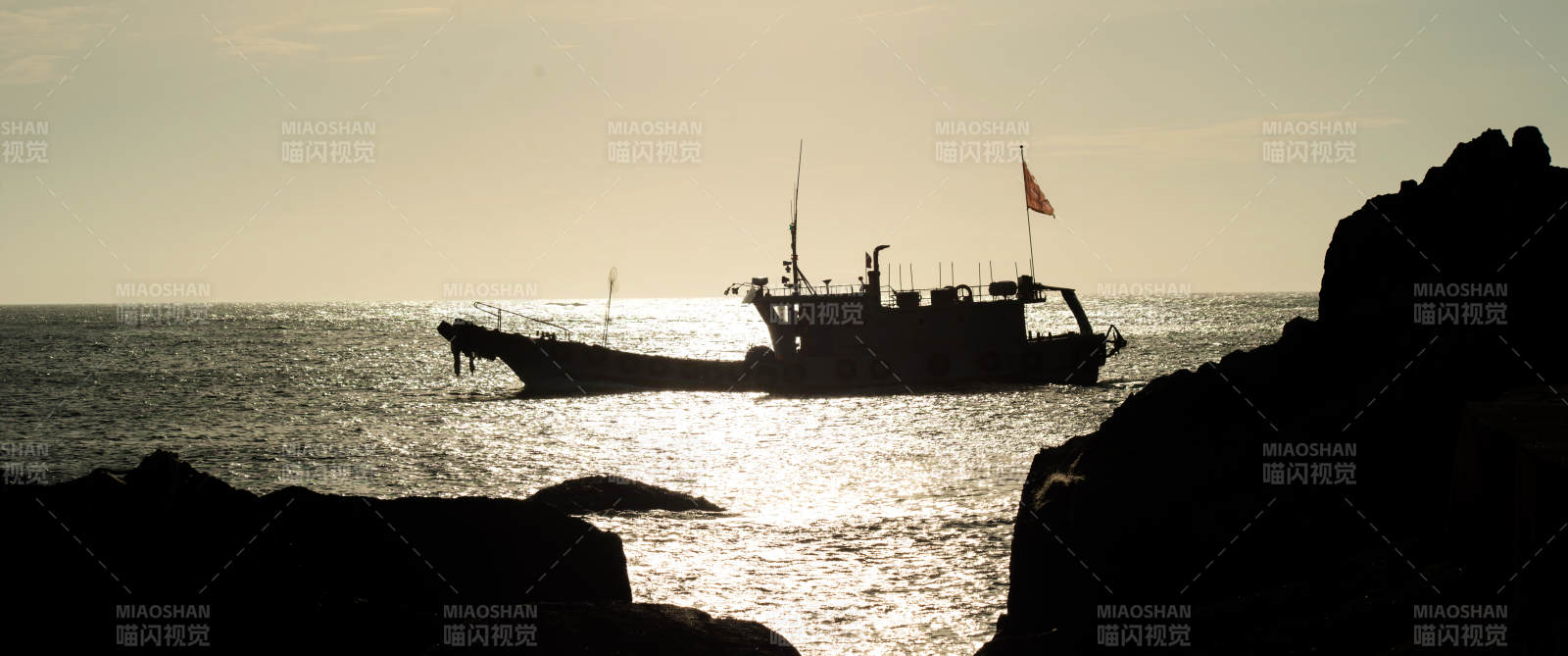 渔船剪影海面图片