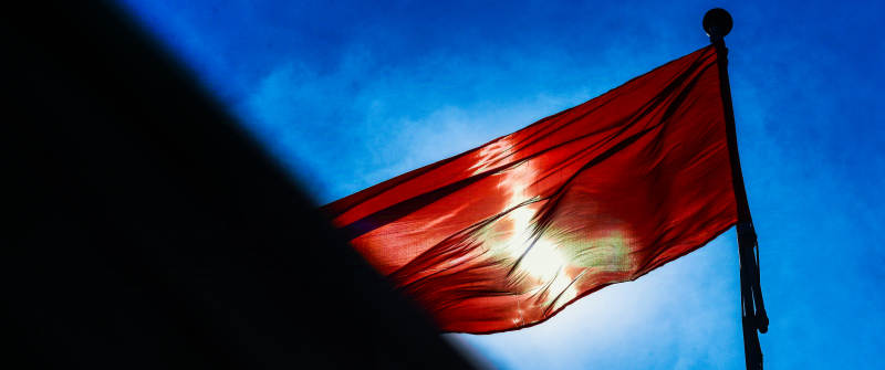 红旗飘扬在蓝天中图片