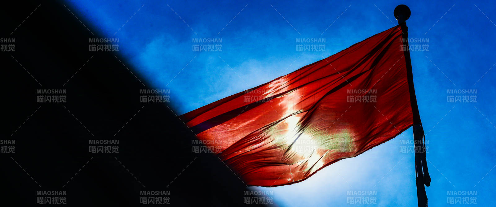 红旗飘扬在蓝天中图片