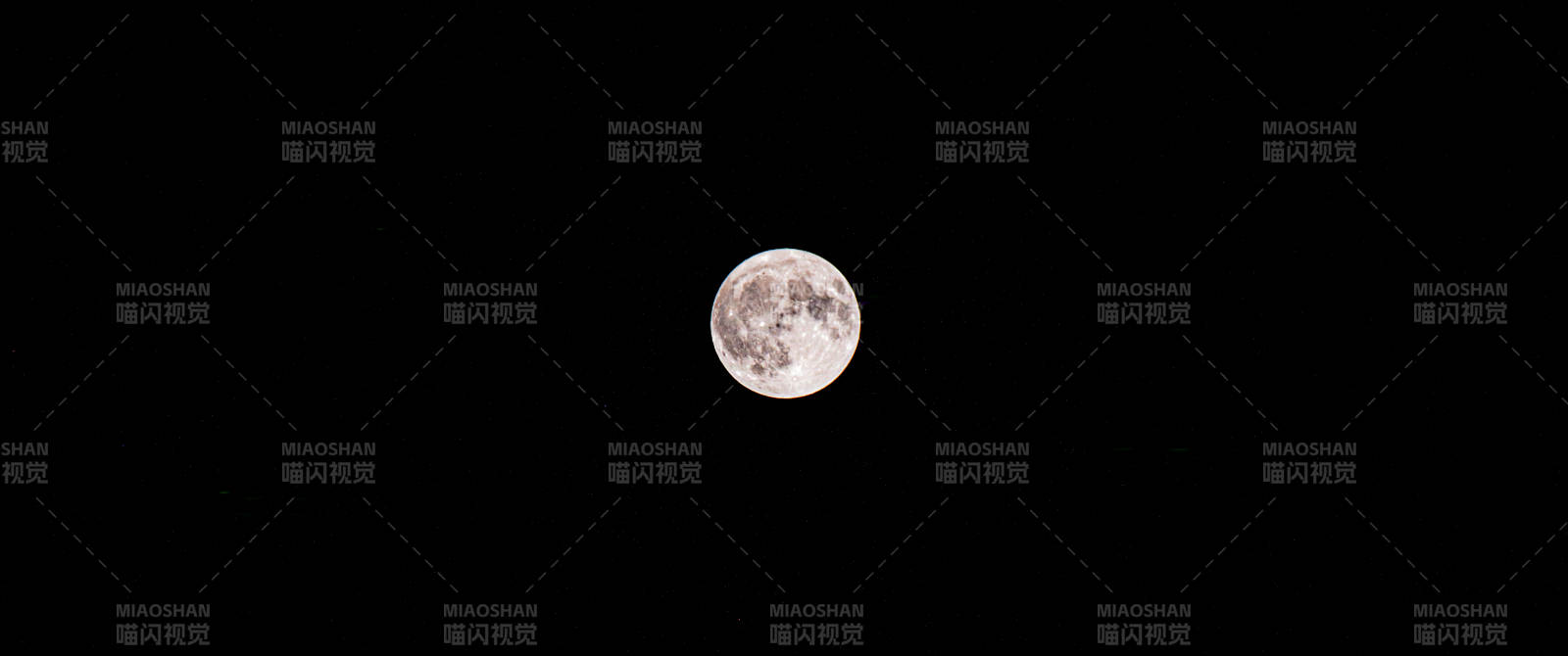 皎洁明月夜空悬图片