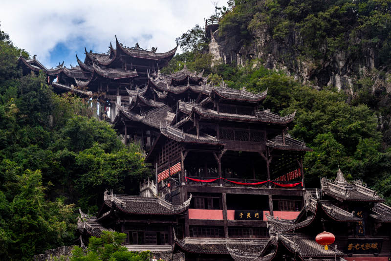 重庆山间古寺飞檐翘角图片