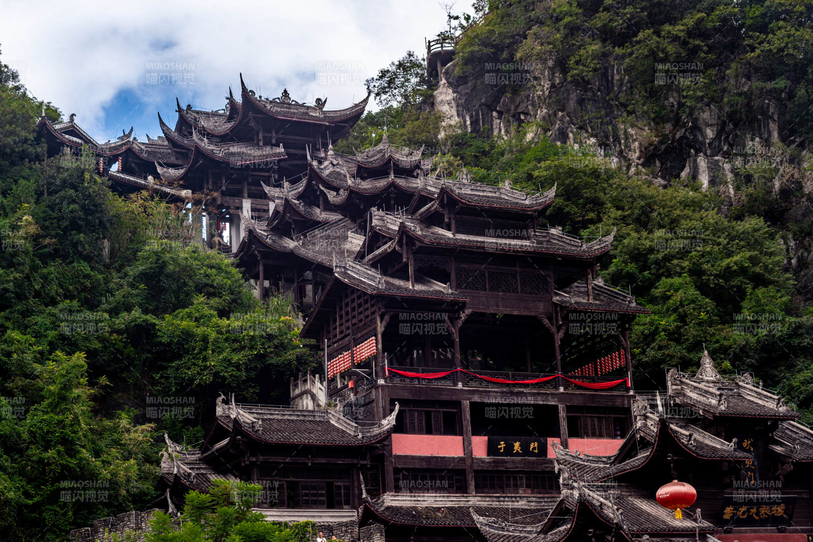 重庆山间古寺飞檐翘角图片