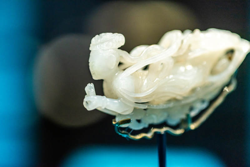 玉雕仙鹤展翅图片