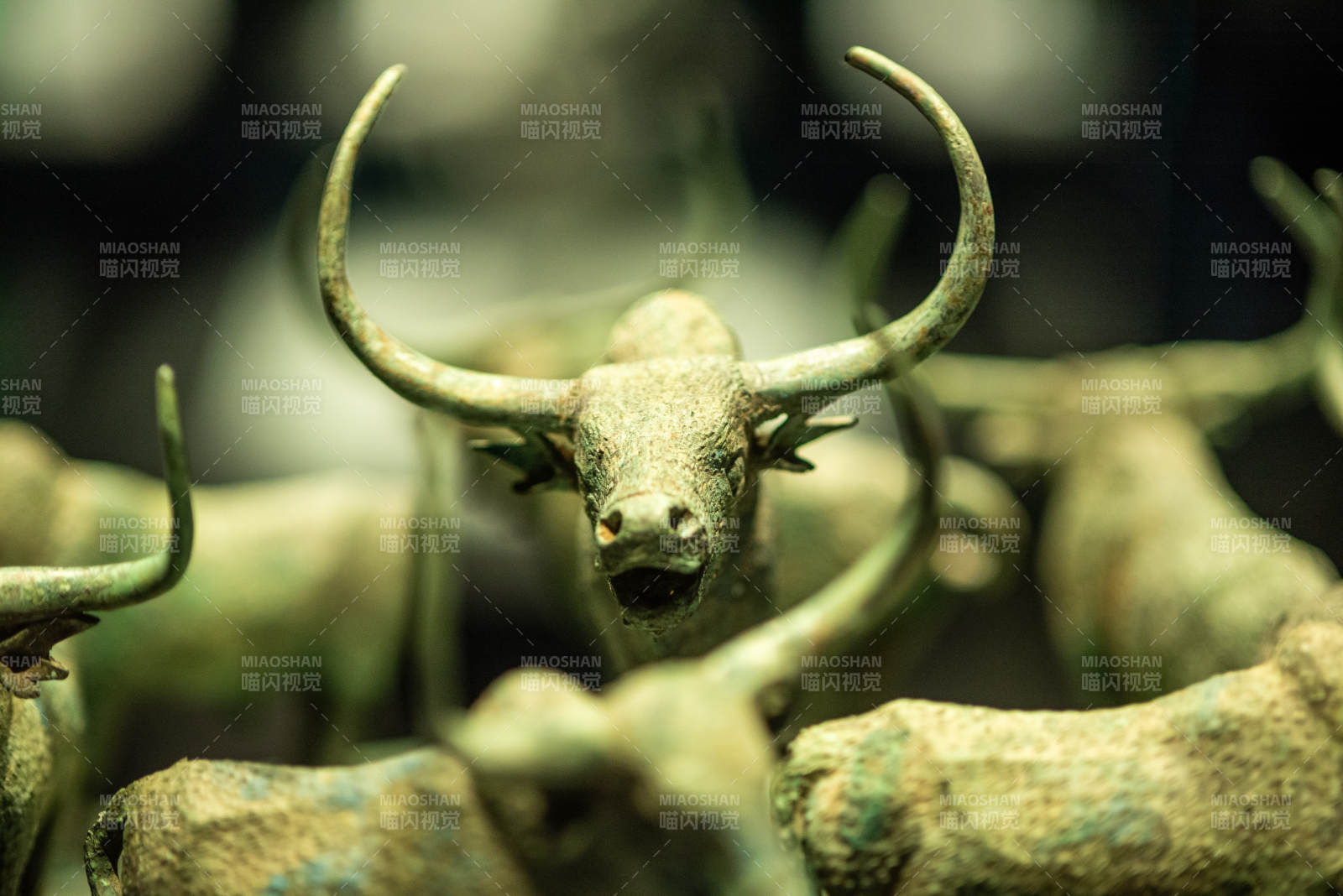 上海青铜牛群雕塑图片