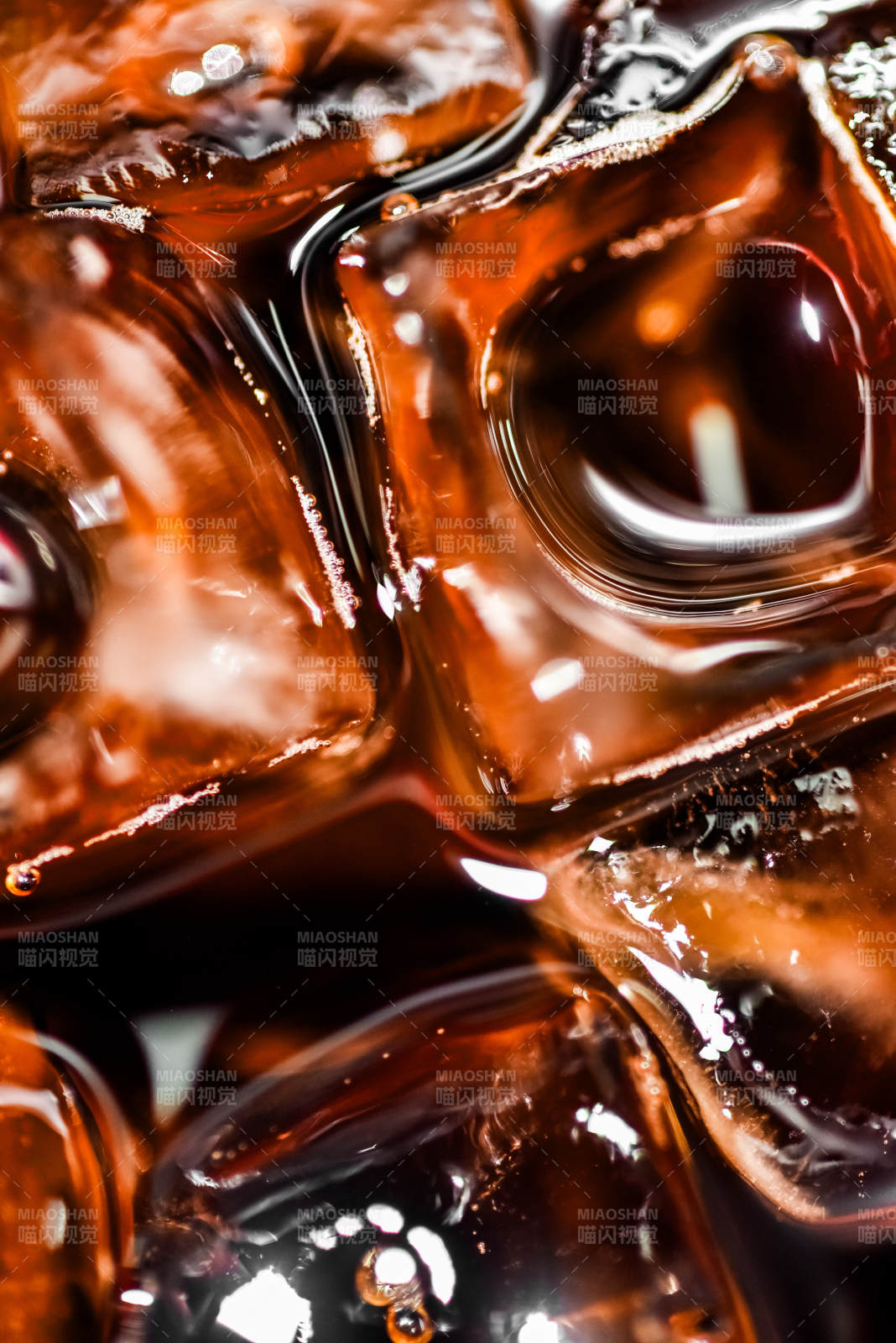 冰块与可乐的交融图片