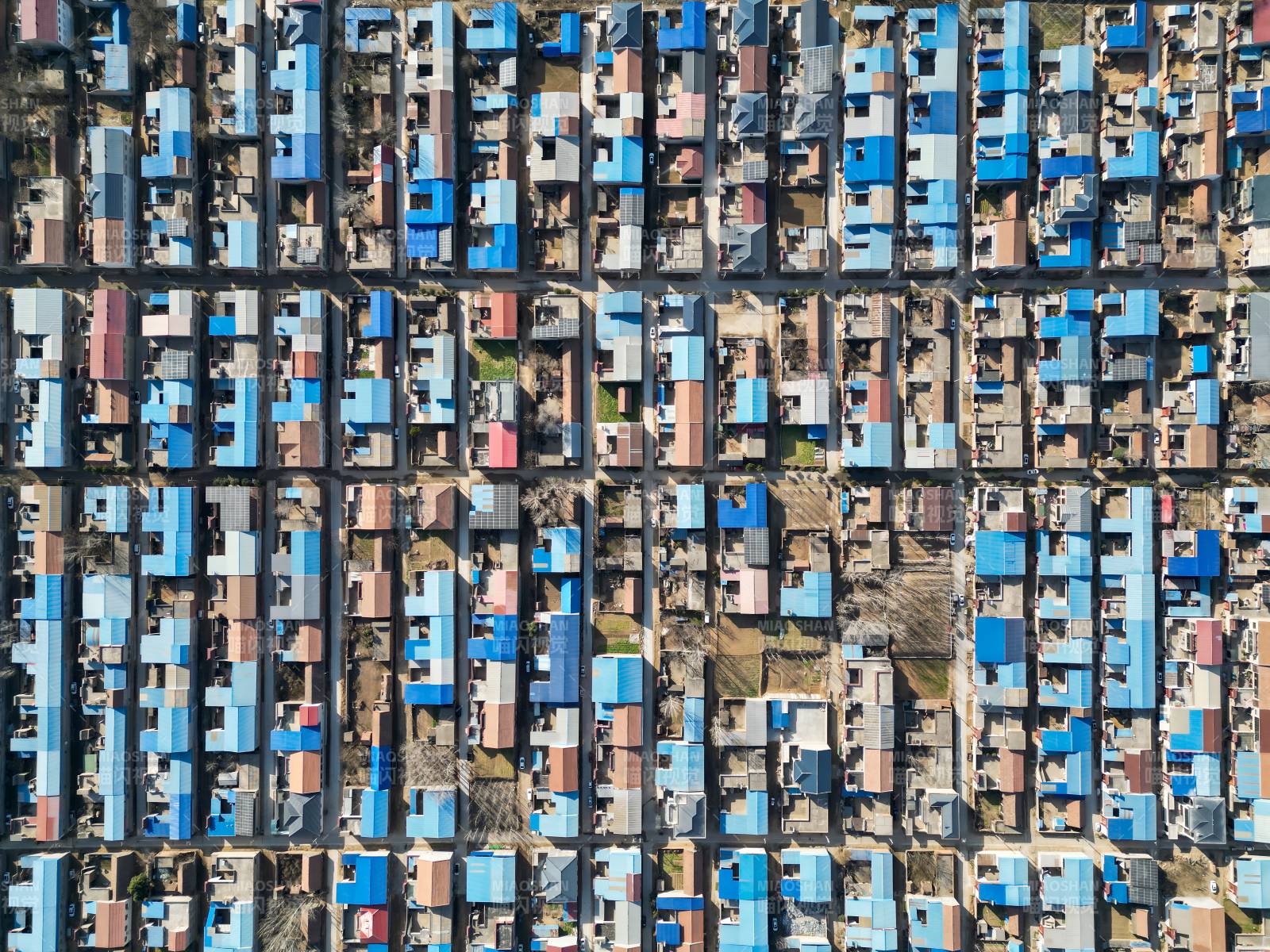 河南俯瞰彩色屋顶小镇图片