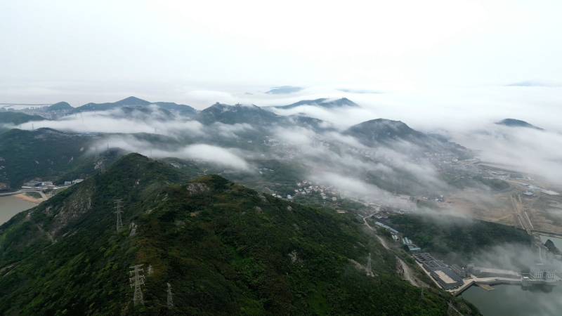 嵊泗主岛云海缭绕山间图片