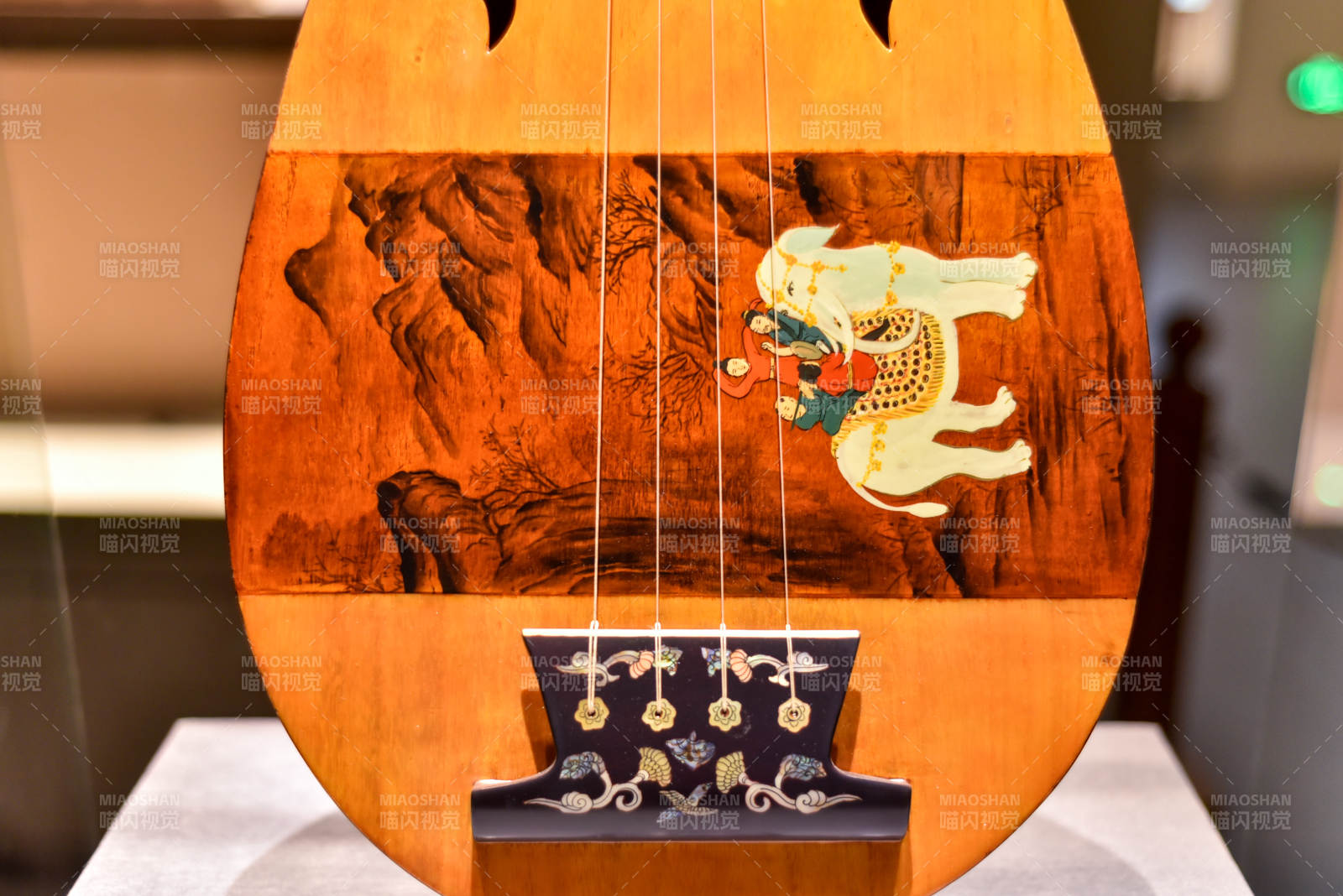 古琴上的山水画图片