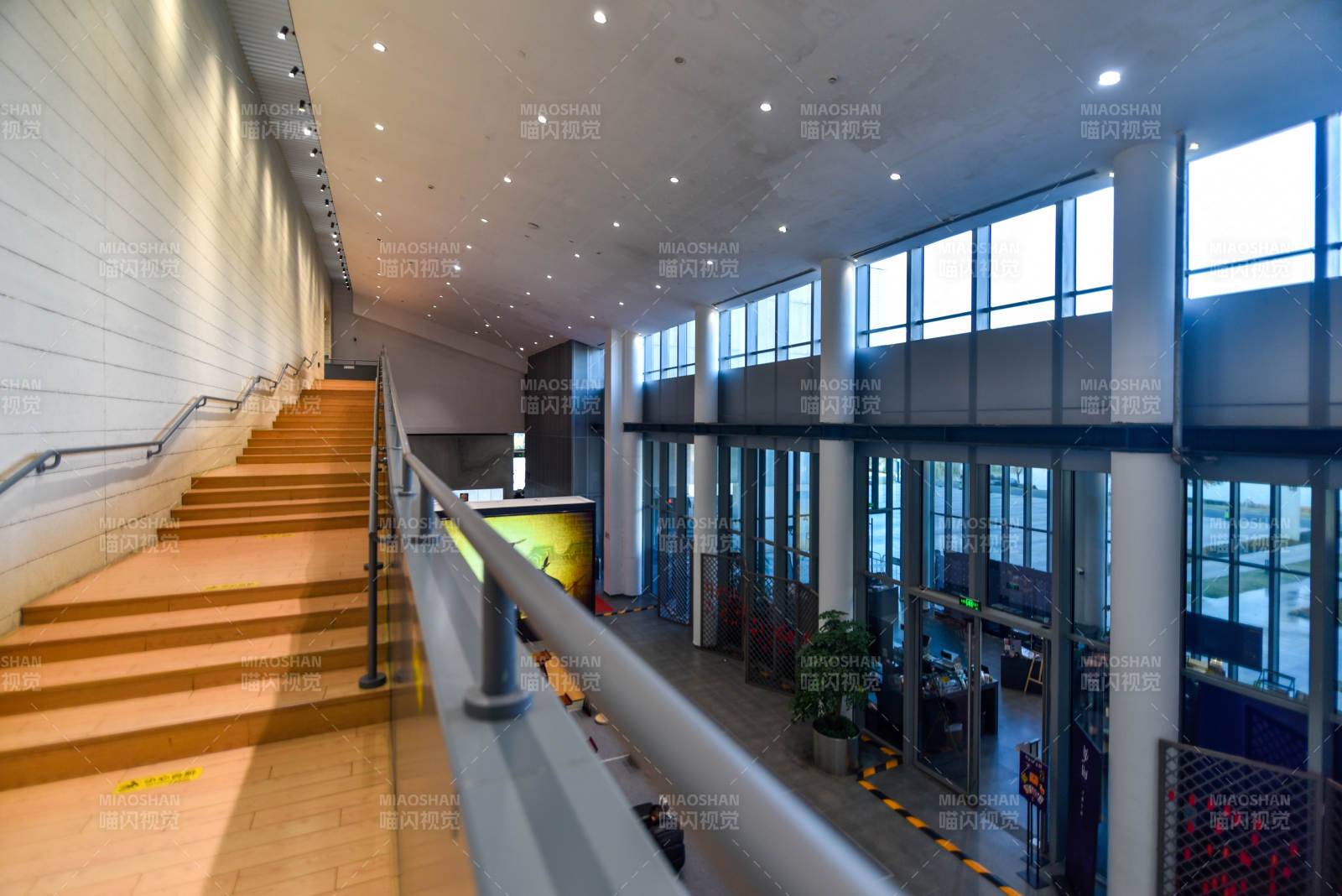 现代建筑内部走廊图片