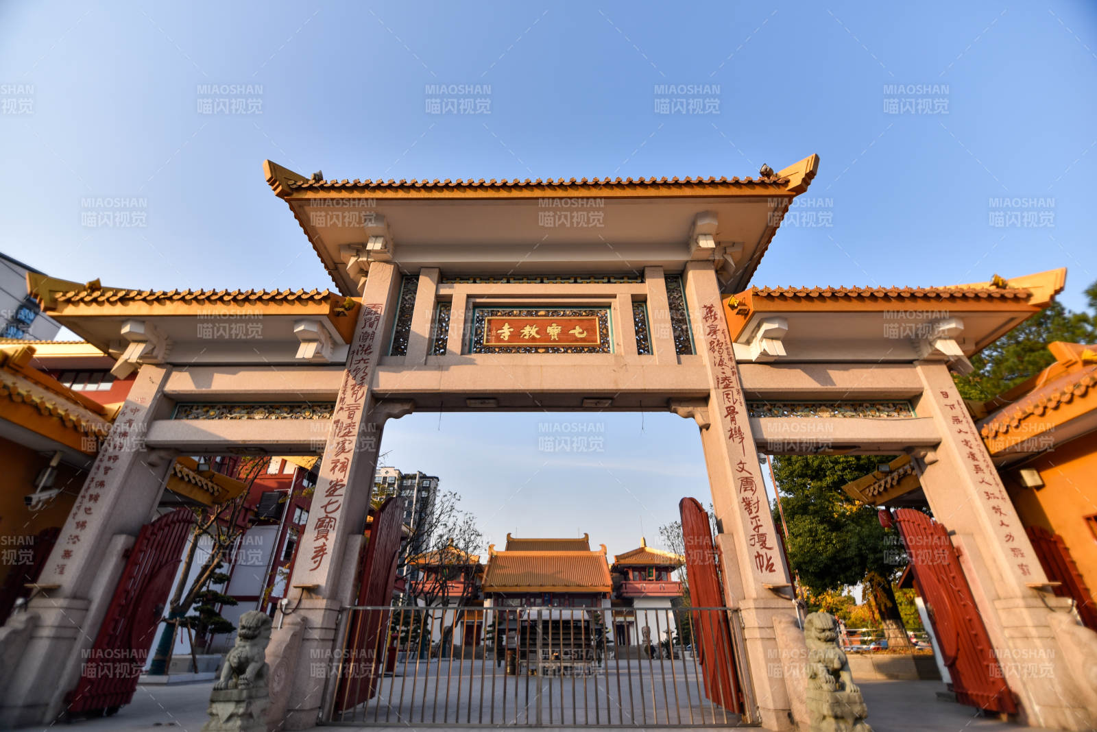 上海七宝寺古寺大门迎宾来图片