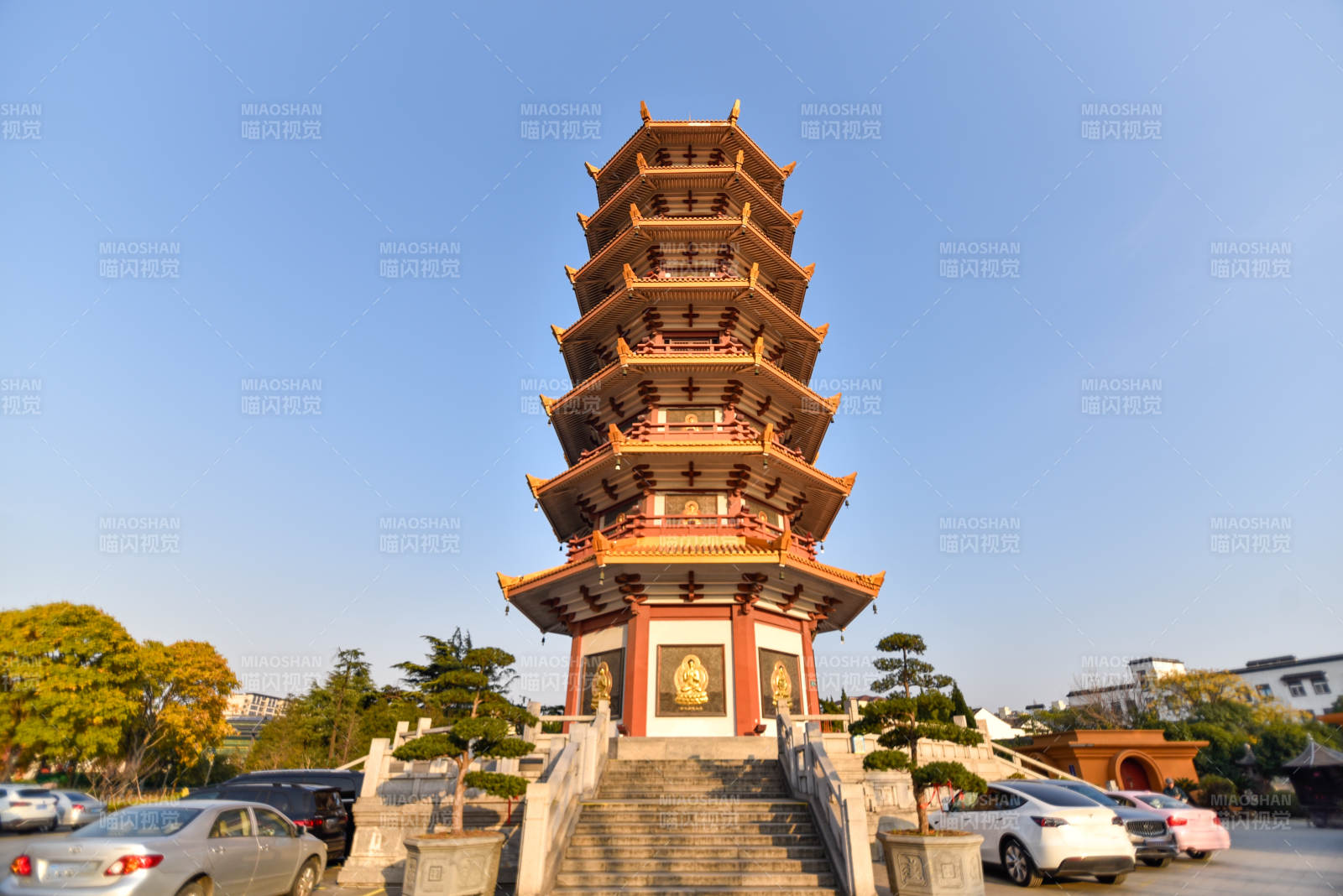 上海古塔巍峨映蓝天图片