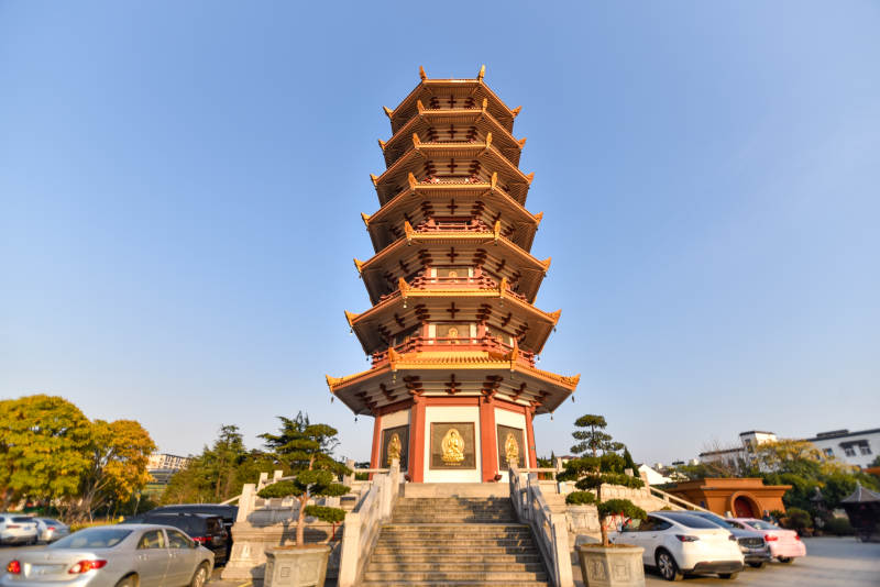 上海古塔巍峨映蓝天图片