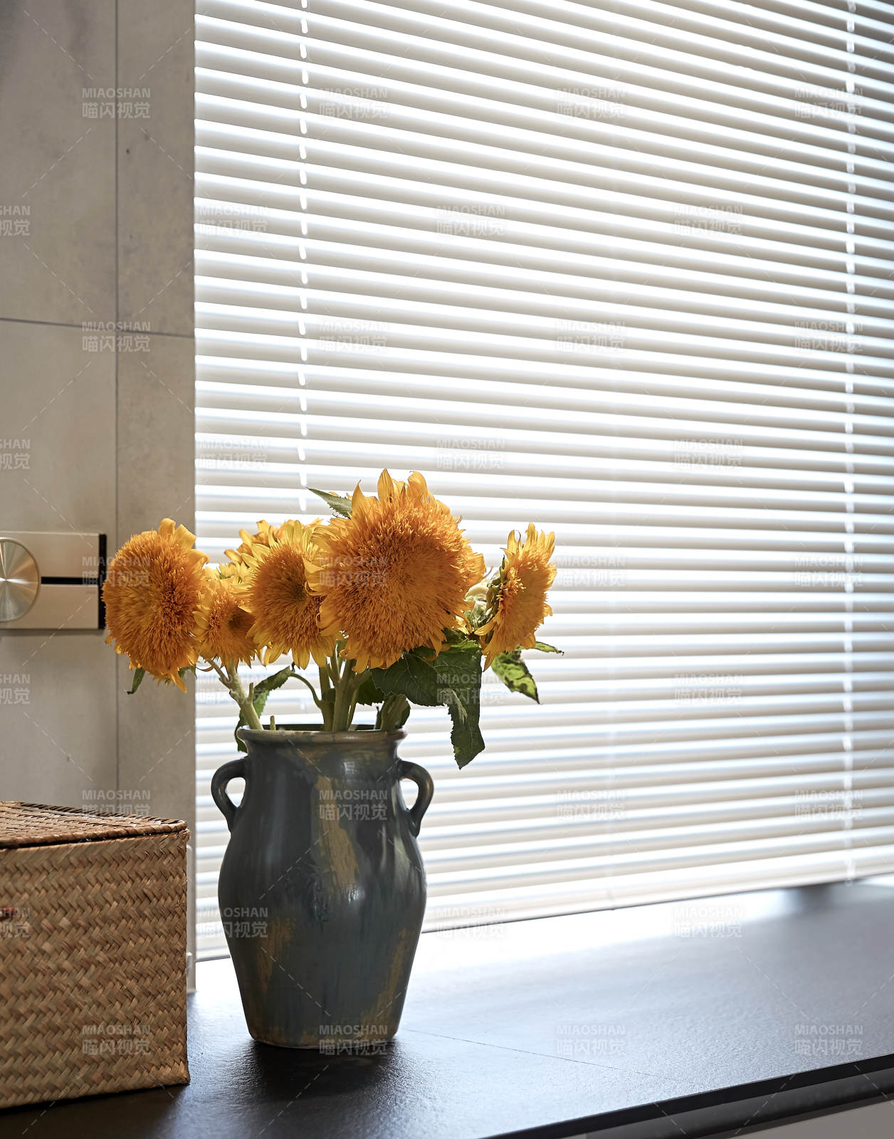 窗边向日葵静谧绽放图片