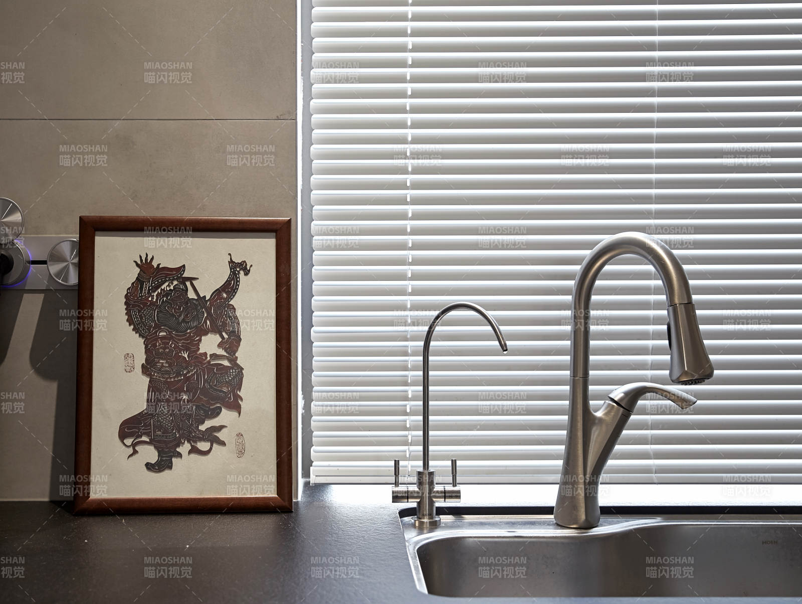 窗边厨房一角图片