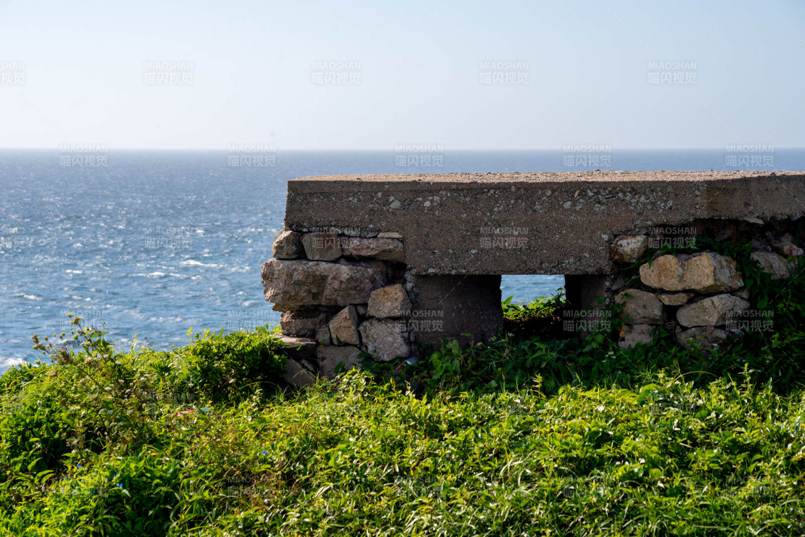 海边石凳静谧景图片