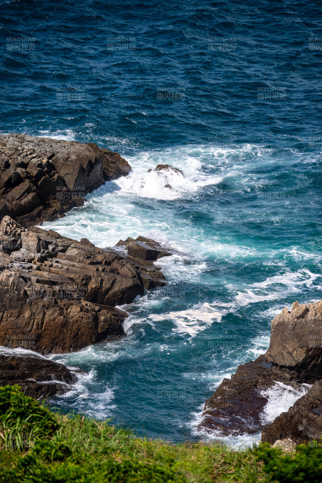 碧海拍岸 岩壁嶙峋图片