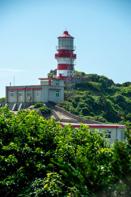 渔山岛灯塔守望碧海蓝天图片