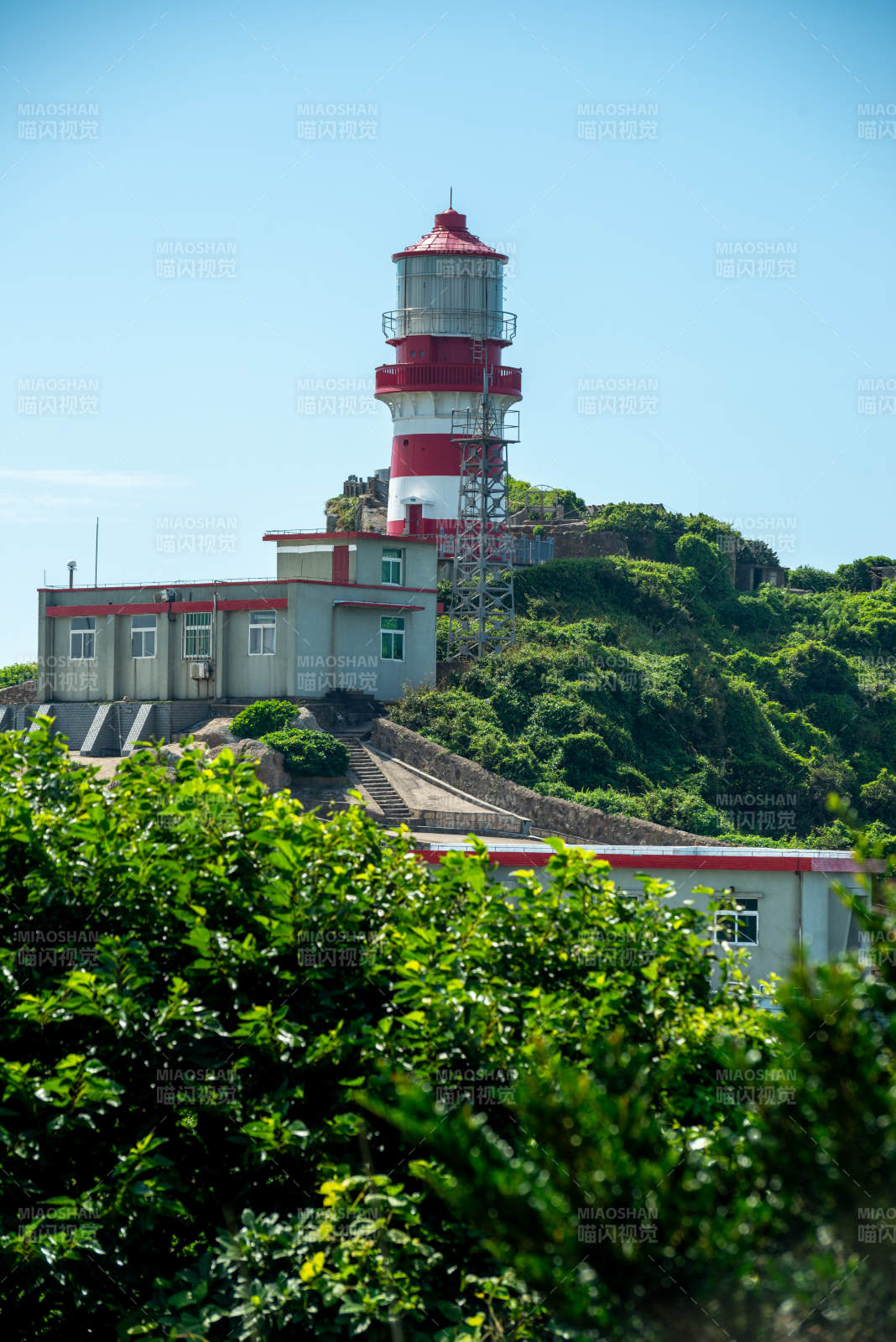 渔山岛灯塔守望碧海蓝天图片