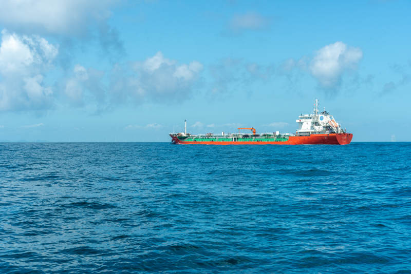 远洋货轮航行于碧海图片