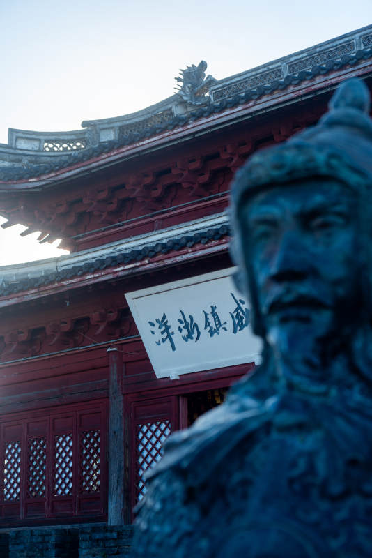 临海古庙前的青铜武士图片