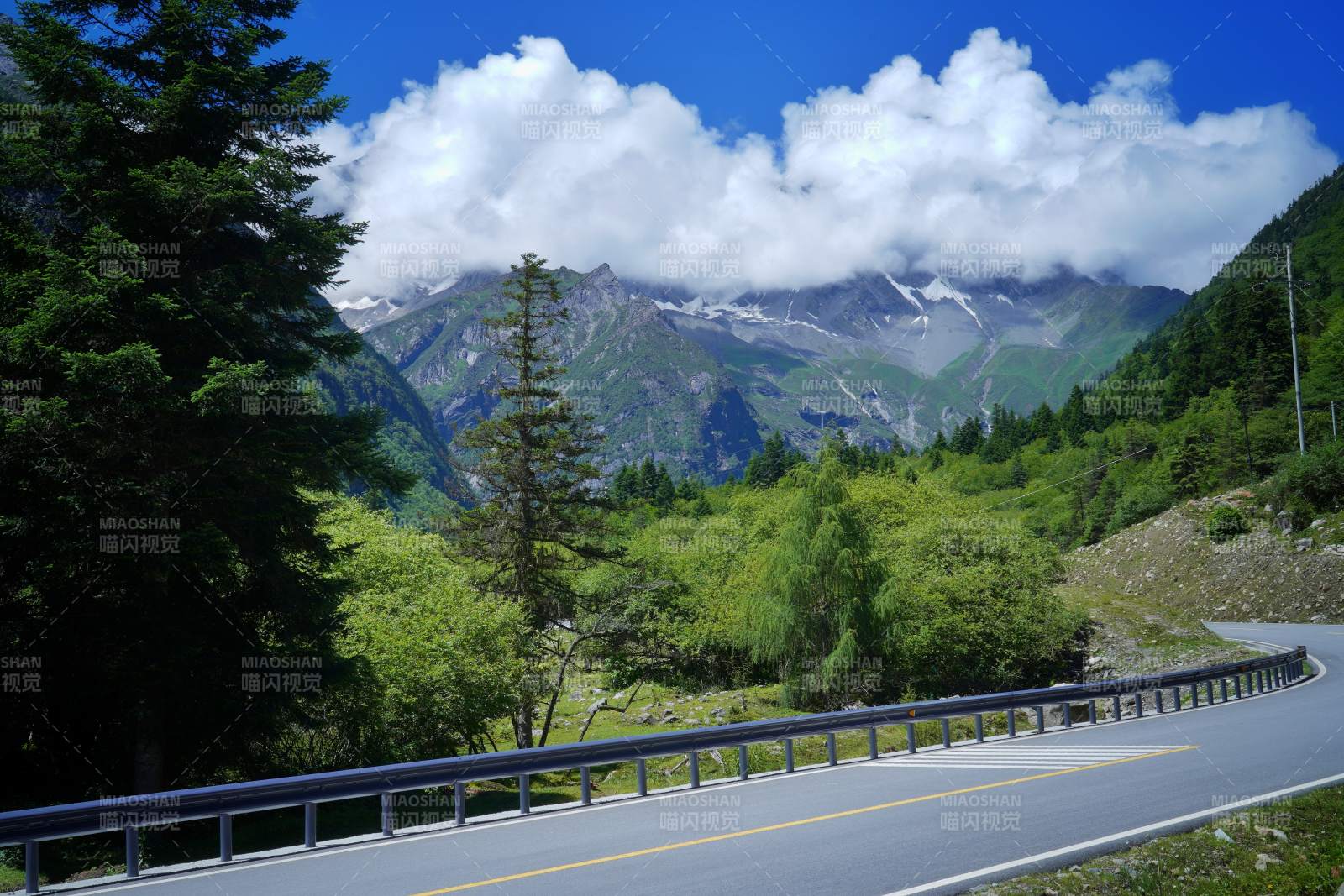 四川理小路的风景图片