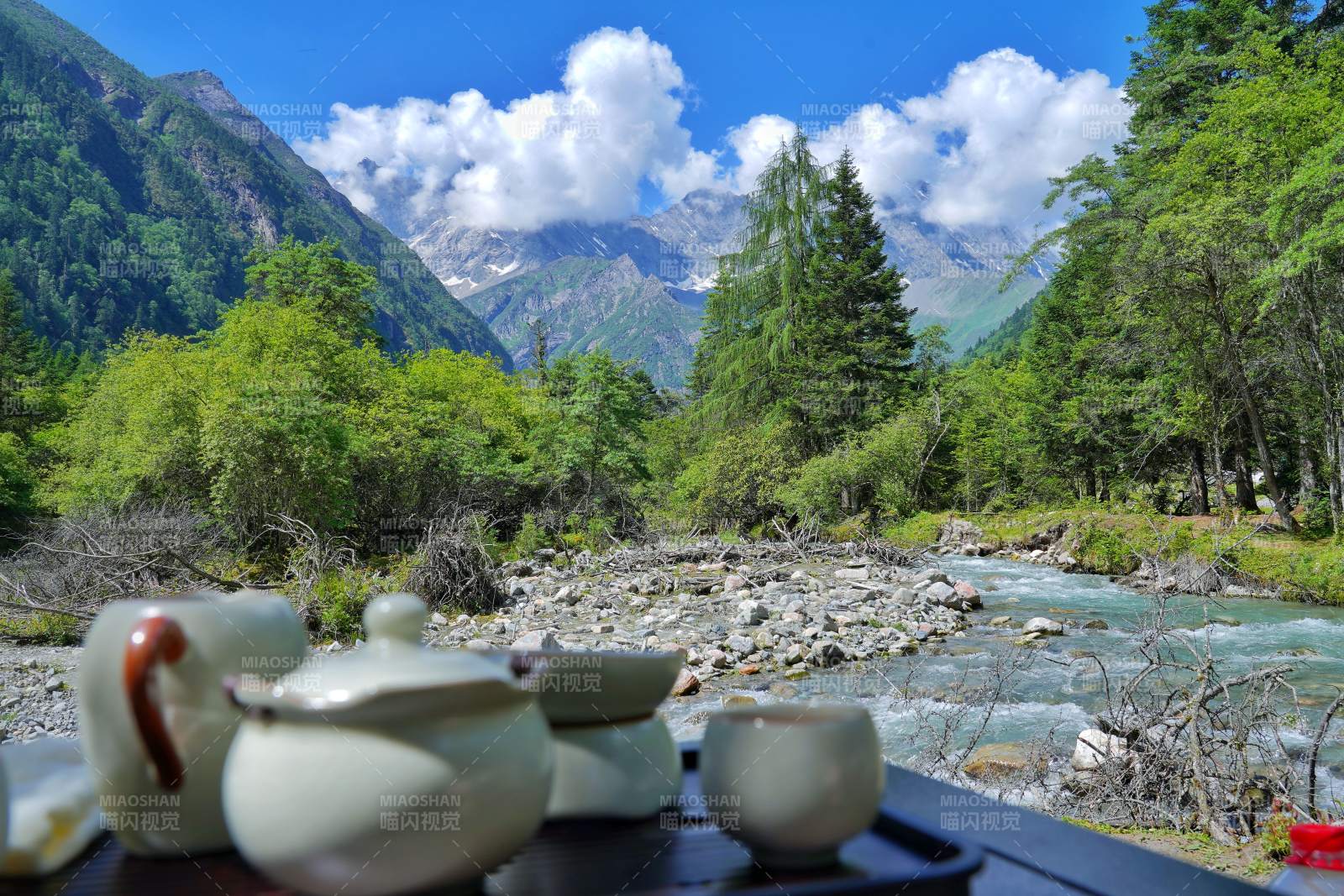 山间茶香 溪流相伴图片