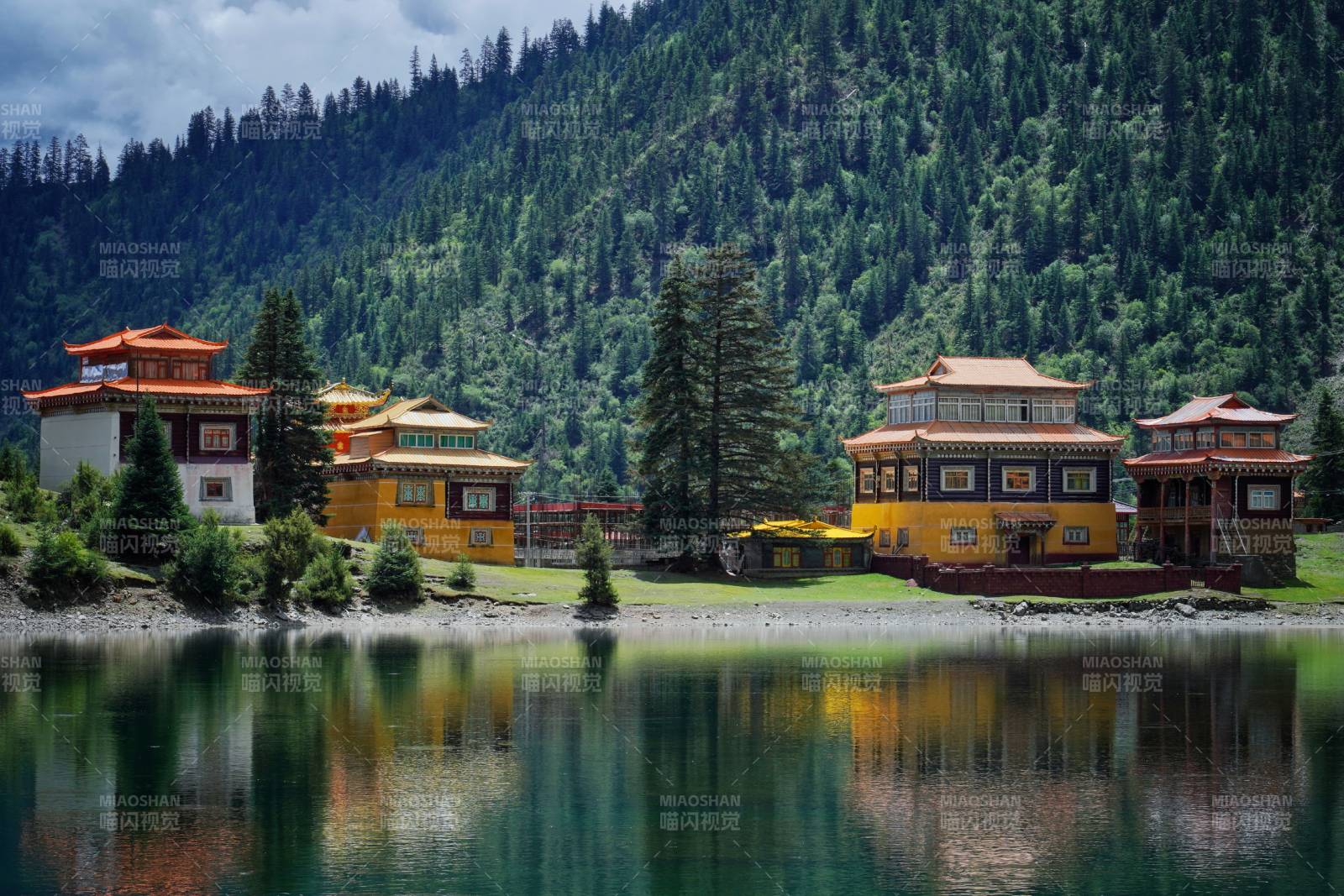 新龙措卡湖图片