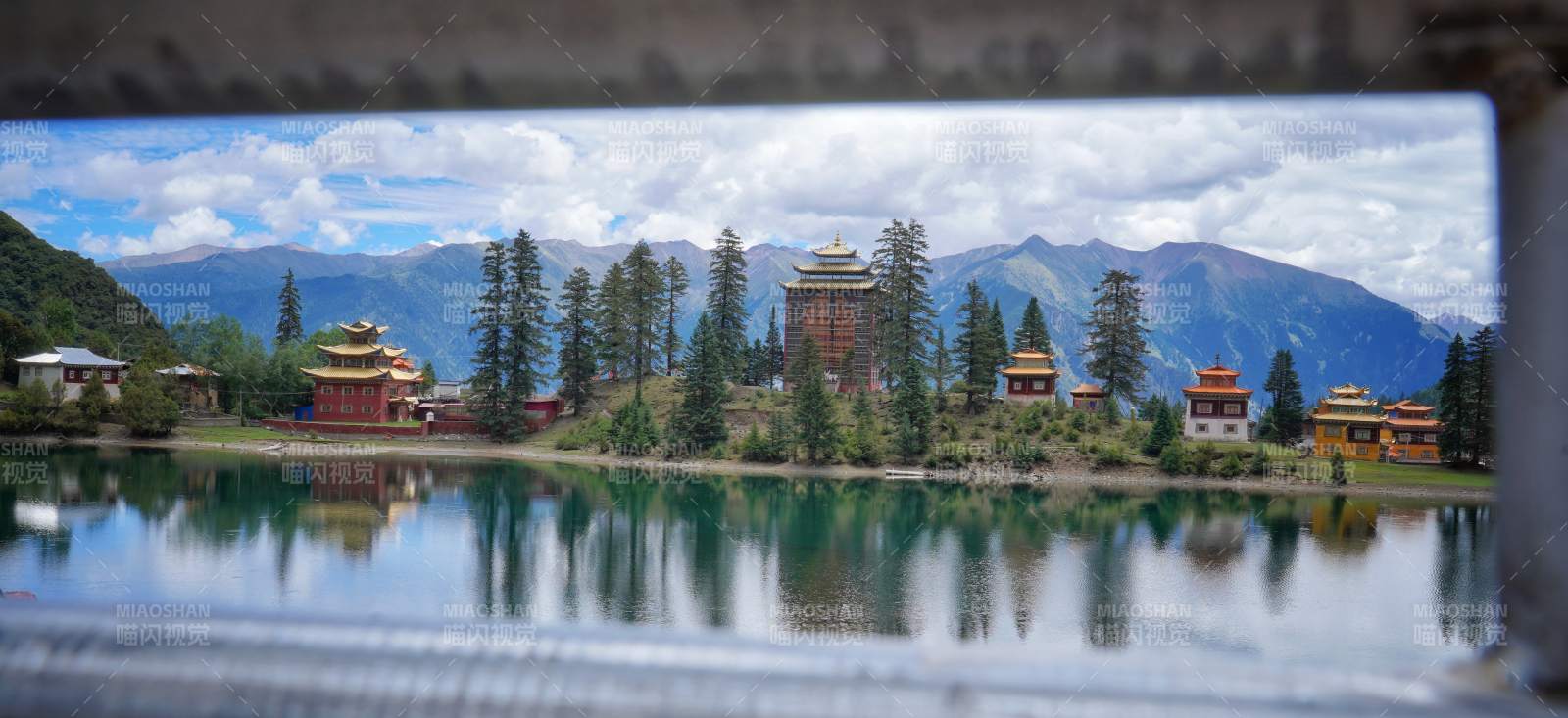 新龙措卡湖湖畔古寺风光图片