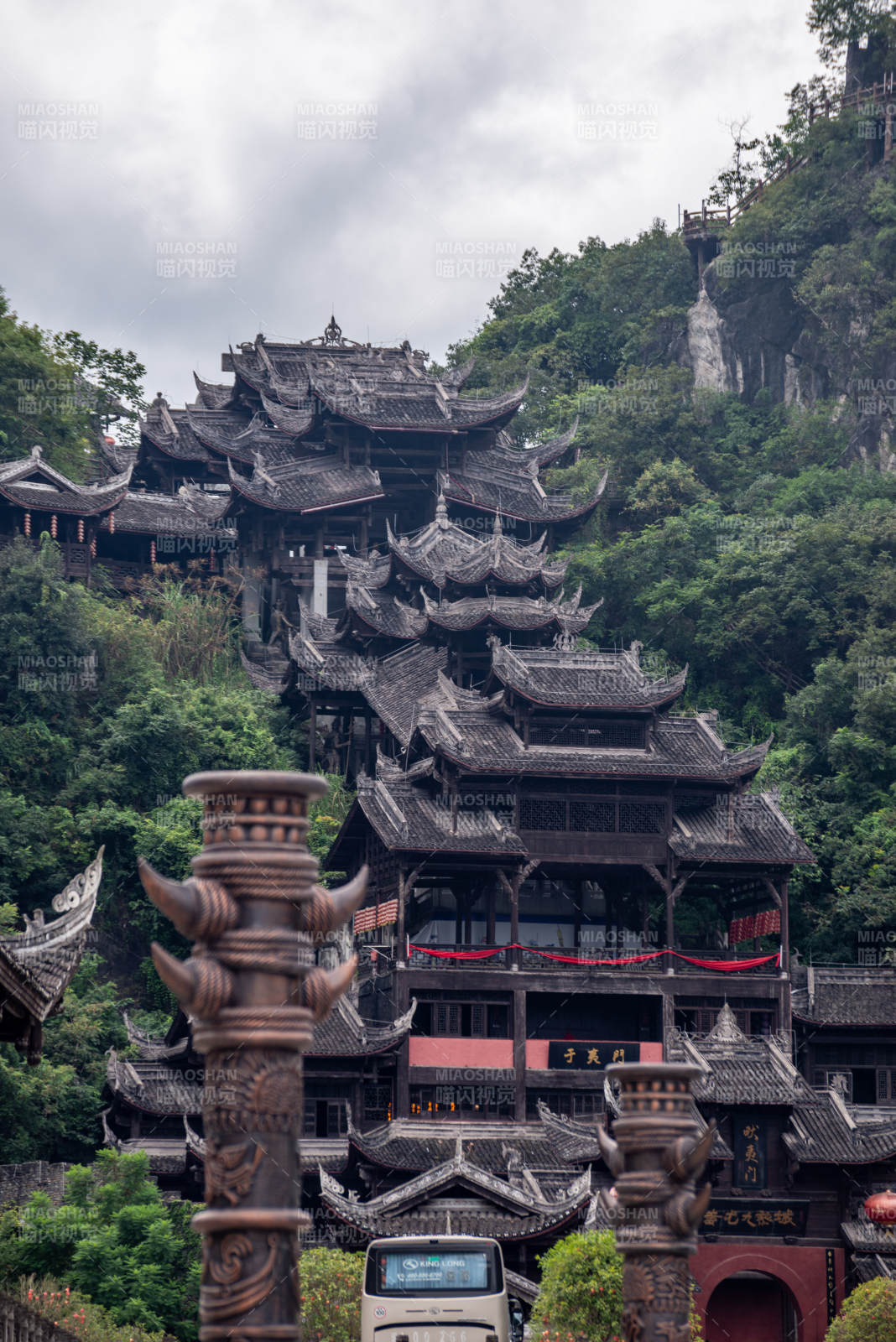 重庆古建筑群山间图片