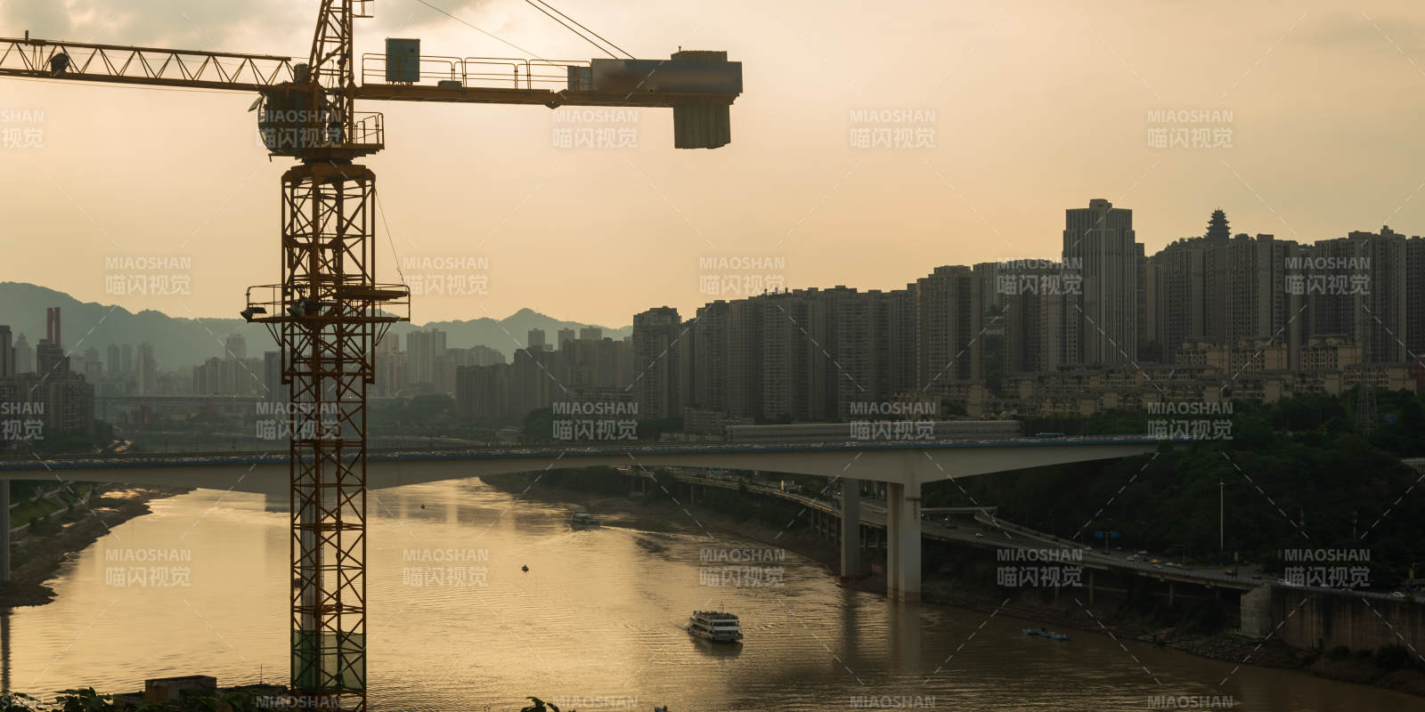 城市河畔建设景象图片