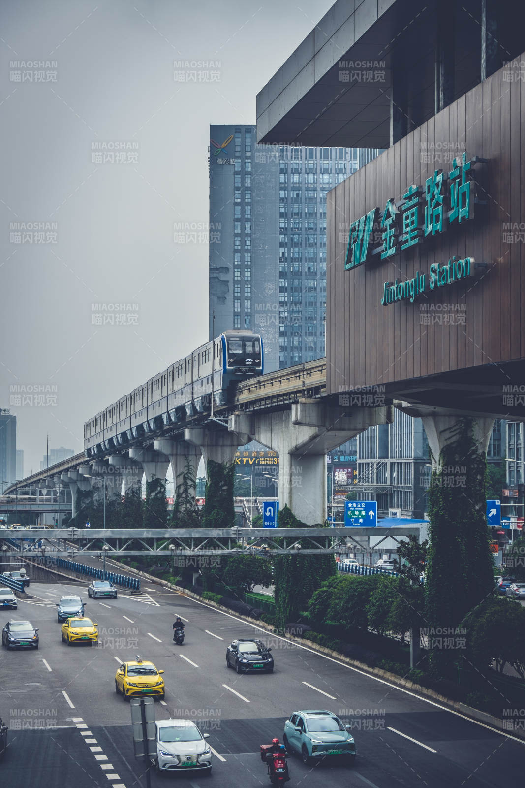 重庆金童路站轻轨穿城图片