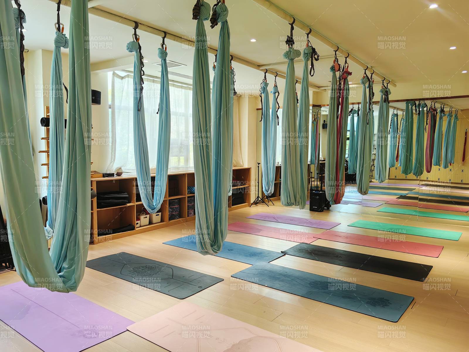 空中瑜伽教室图片